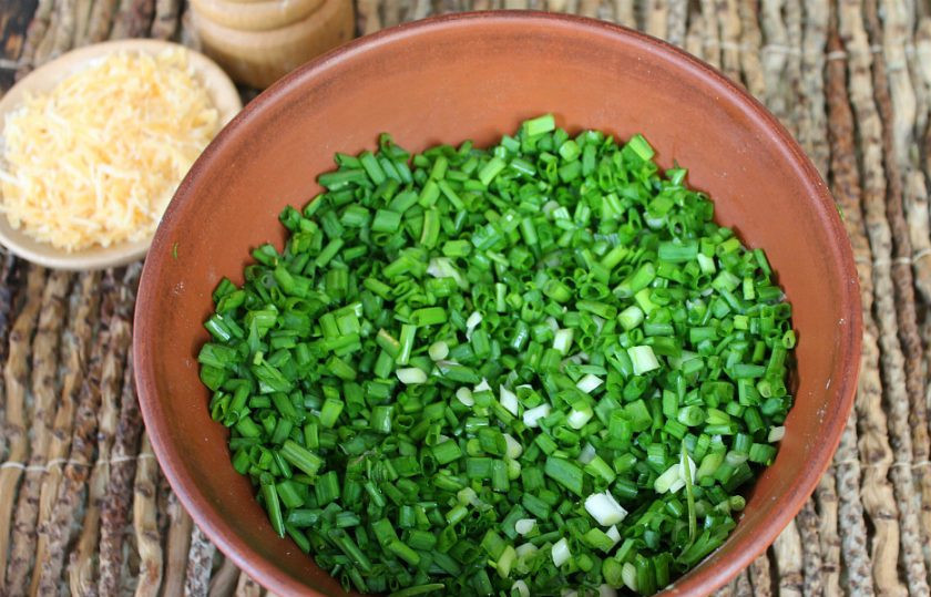 1. Этап. Чуду с зеленым луком: Готовим начинку. Зеленый лук моем, режем и высыпаем в миску.