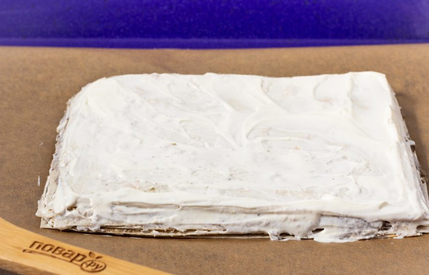 1. Этап. Торт из лаваша с грибами: Смажьте весь тортик сметаной.