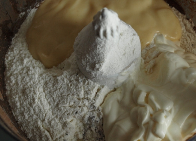 1. Этап. Торт Вишневый поцелуй: 3. Всыпаем муку, сметану и сгущенку.