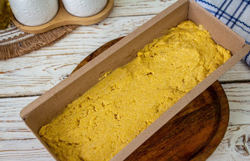 1. Этап. Кукурузный хлеб без глютена: Переложите тесто в форму для кекса. Выпекайте в разогретой до 180 градусов духовке 40-45 минут.