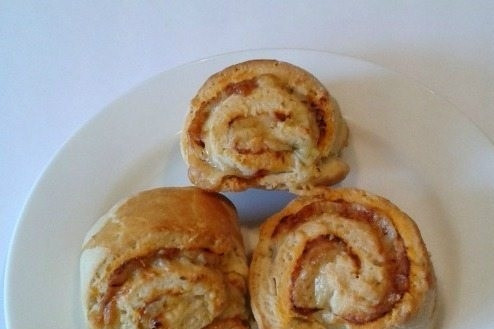 1. Этап. Булочки-рулеты с сырной начинкой: 6. Наслаждайтесь простой и вкусной выпечкой.