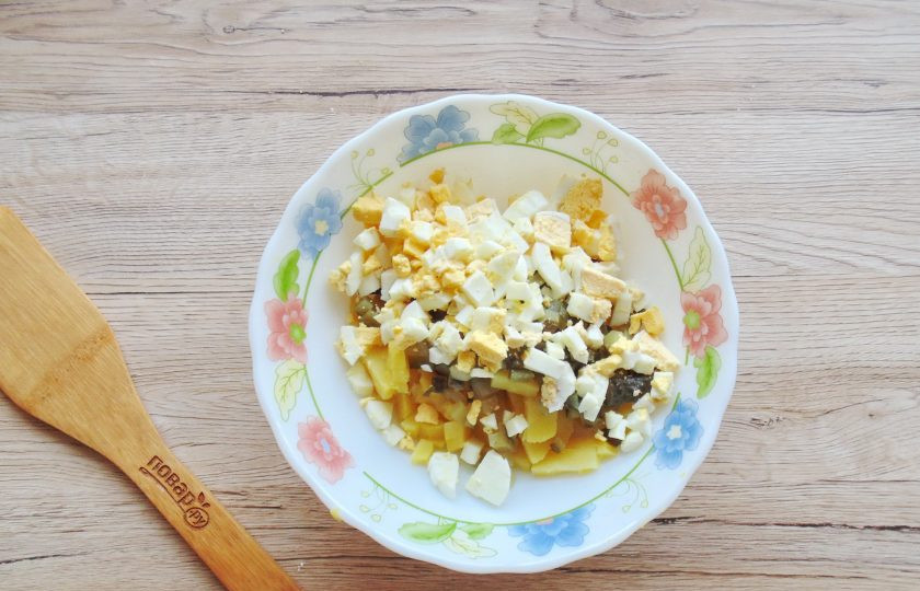 1. Этап. Салат с рыбой без майонеза: Яйца сварите вкрутую, охладите и очистите. После мелко нарежьте и выложите в салат.