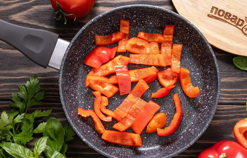 1. Этап. Аджапсандал с баклажаном и чесноком: Нарежьте перец брусочками. В той же сковороде отдельно обжарьте перцы до мягкости примерно минут 10-12. Затем тоже переложите их в кастрюлю.