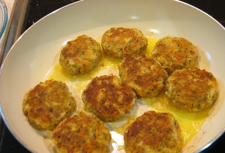 1. Этап. Котлеты из тилапии: Лепим котлеты и жарим их в масле на среднем огне минут 10-15 с двух сторон. Готово! Подаем котлеты из тилапии горячими, с любым гарниром. Приятного аппетита)