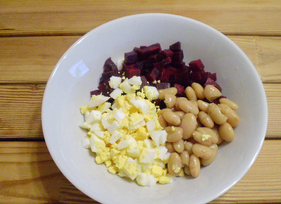 1. Этап. Салат к пельменям: 4. Складываем ингредиенты в салатник.