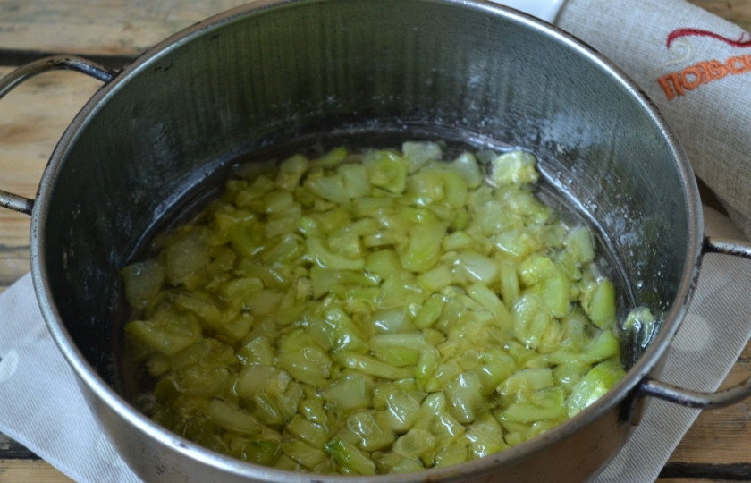 1. Этап. Десерт из кабачка: Кабачок готов, он карамелизировался, сок стал сладким и вязким.