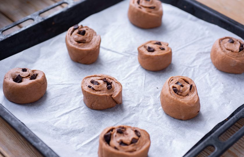 1. Этап. Шоколадные булочки: Заготовки будущих шоколадных булочек выложите на противень, застеленный пергаментом для выпекания и отправьте выпекаться в уже разогретую до 180 градусов духовку на 20-25 минут.