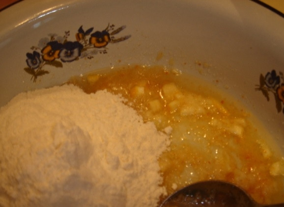 1. Этап. Кекс на кефире с изюмом: В миске смешайте кефир, муку, масло. Добавьте изюм, гашёную уксусом соду, сахар, соль, коньяк, цедру. Замешайте тесто.