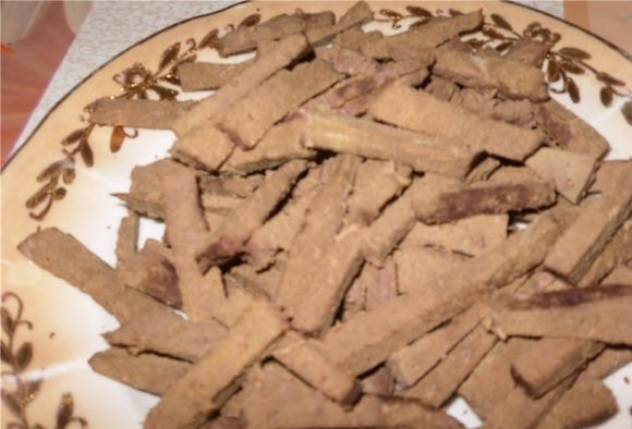 1. Этап. Салат из печени с ананасом: 3. Готовую печень остудите, а затем нарежьте соломкой или кубиками (если в приготовлении салата из печени с ананасом используется куриная, тогда удобнее будет кубиками, а в данном случае - говяжья).