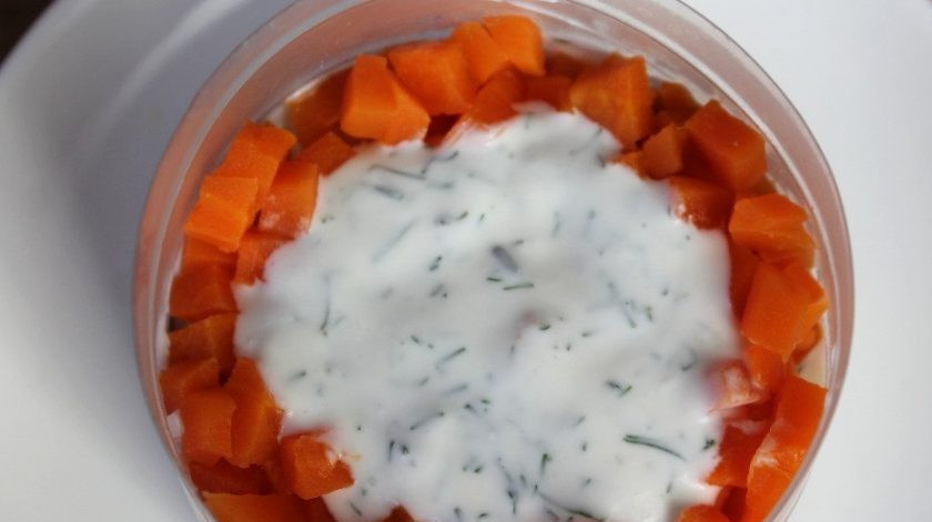 1. Этап. Слоеный салат с солеными огурцами: Затем выложите слой из заранее отваренной и порезанной моркови. Распределите соус.