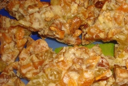 1. Этап. Печенье Мазурка: Поставьте блюдо в заранее разогретую до ста восьмидесяти градусов духовку. Запекайте печенье около пятнадцати минут. Внимательно следите за тем, чтобы оно не подгорело. Готовое печенье достаньте, остудите и нарежьте на треугольники.