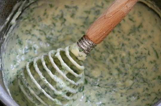 1. Этап. Рулет с семгой и зеленью: Затем добавляем в смесь мелко нарубленную зелень, вновь перемешиваем.