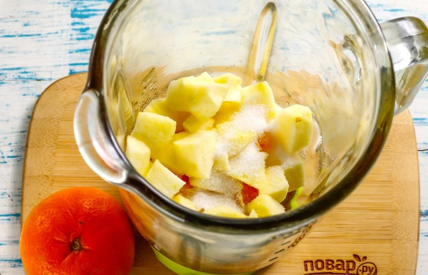 1. Этап. Полезный смузи: Промойте яблоки в воде, разрежьте на четыре части и срежьте сердцевины с семенами. Еще раз промойте и нарежьте средними кубиками. По желанию с яблок можно срезать кожуру - ее часто обрабатывают парафином, чтобы фрукты дольше хранились. Всыпьте сахарный песок или замените его цветочным медом.