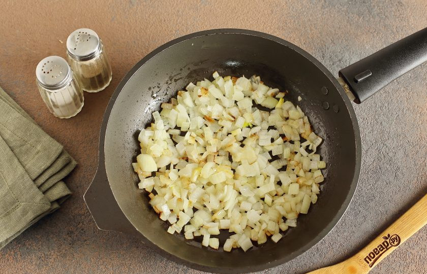 1. Этап. Жульен из куриной печени: Лук нарежьте кубиками и обжарьте до мягкости.