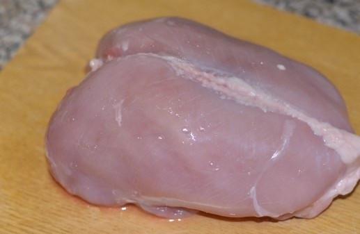 1. Этап. Прозрачный куриный бульон: 1. С куриной грудки снимаю кожу, саму грудку мою и разрезаю на 2 части, использую только одну половину.