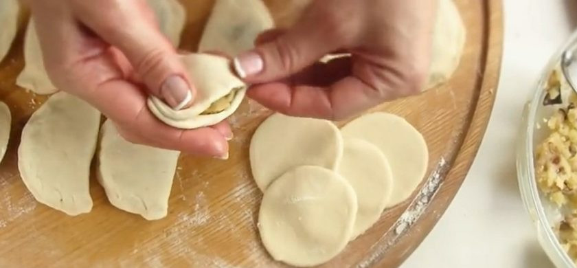 1. Этап. Быстрые маленькие пирожки с картошкой: 5. Оставьте тесто при комнатной температуре на 15-20 минут. На присыпанном мукой столе раскатайте тесто в тонкий пласт, вырежьте из него кружочки. На центр каждого кружочка выложите ложку начинки.