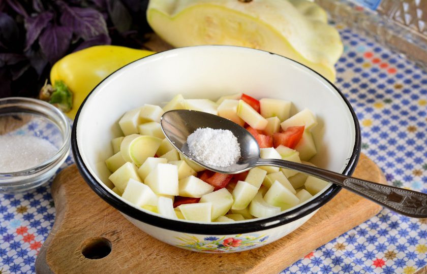 1. Этап. Салат из патиссонов на зиму: Всыпьте сахар и соль.