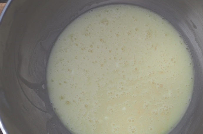 1. Этап. Лимонный пирог с глазурью: 4. Добавьте к смеси сыра и яиц сахар, перемешайте хорошенько.