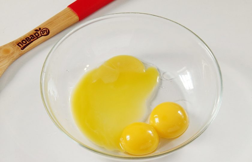 1. Этап. Тосты с яйцами Приятный завтрак: Отделите желтки от белков.