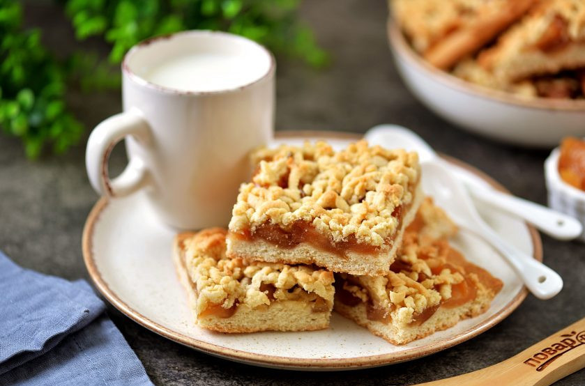 1. Этап. Тертый пирог с вареньем на маргарине: Остывший тертый пирог с вареньем на маргарине остудите на решетке, затем нарежьте на порционные кусочки. Подавайте с чаем, ароматным кофе или с молоком.