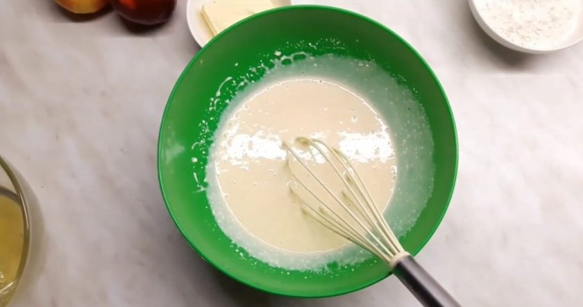 1. Этап. Пирог с яблоками по-Афински: 1. Отделите желтки от белков, добавьте йогурт, творог и сахар. Перебейте все венчиком до однородного состояния. Добавьте просеянную муку, размешайте.