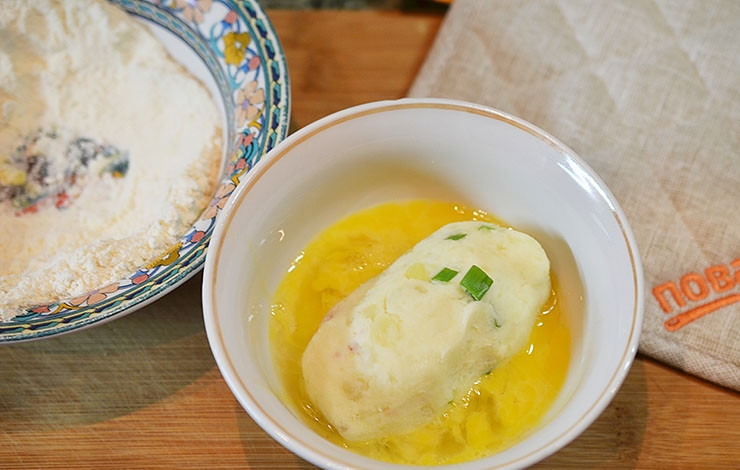 1. Этап. Картофельные палочки с сыром и беконом: Окуните каждую в яйцо, затем — в муку.