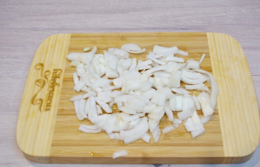 1. Этап. Классический сациви из курицы по-грузински: Репчатый лук нарезаем на небольшие кусочки.
