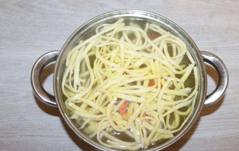 1. Этап. Татарский суп-лапша «Токмач»: Добавьте токмач в кипящий бульон с овощами. Варите после всплытия 5 минут.