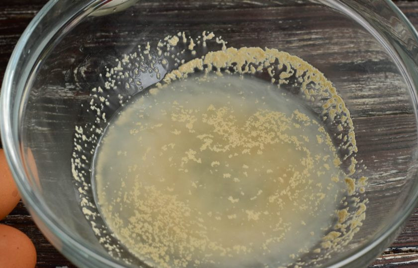 1. Этап. Пампушки с сыром: Влейте в миску теплую воду, добавьте соль и сахар. Все хорошо перемешайте.