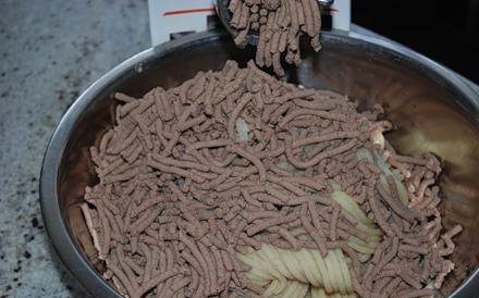 1. Этап. Пирожки с печенью и картошкой: Теперь перекручиваем картофель и печень через мясорубку.