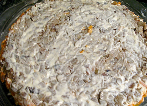 1. Этап. Салат Птичка: Второй слой - баклажаны. Их тоже смажьте майонезом.