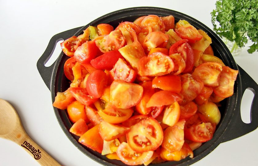 1. Этап. Лечо с петрушкой на зиму: Помидоры режем кубиками.