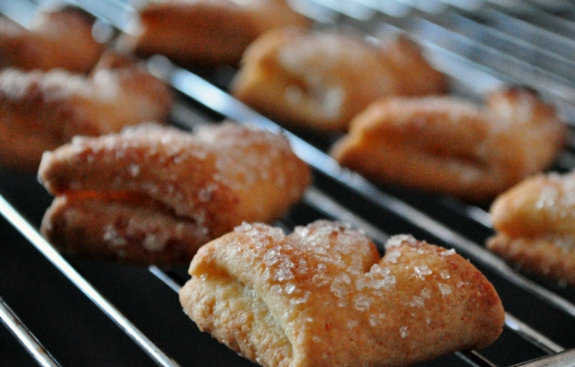 1. Этап. Печенье Гусиные лапки из творога: 4. Выпекаю в разогретом до 180 градусов духовом шкафу около 20 минут (до появления золотистого цвета). Готовое печенье убираю с противня и подаю к столу.