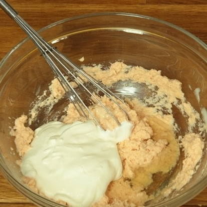 1. Этап. Мусс из лосося: Добавить сливки. Желатин растворить в столовой ложке воды и тоже добавить в смесь. Хорошенько перемешать.