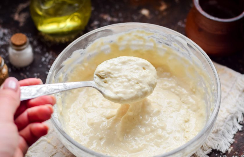 1. Этап. Оладьи без кефира и яиц: Замесите ложкой густоватое тесто, которое падает частями с ложки.