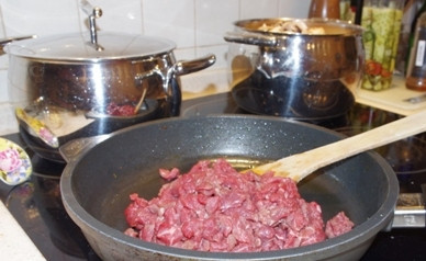 1. Этап. Картошка, тушенная с мясом и грибами: Мясо моем и нарезаем, как вам нравится: можно тонкими полосками, можно небольшими кубиками. Обжариваем мясо на растительном масле до румяной корочки.