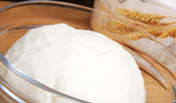 1. Этап. Закрытая пицца с брокколи: Перемешайте муку с дрожжами и солью. Теплое молоко соедините с яйцом и взбейте. Влейте полученную смесь в мучную. Перемешайте и замесите тесто. Накройте его полотенцем и поставьте в теплое место на 1 час для подъема.