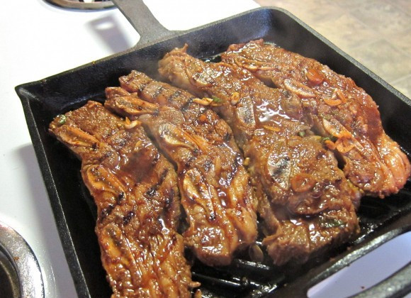 1. Этап. Маринад для ребрышек на гриле: 5. Подойдет как сковорода-гриль, так и открытый огонь. В процессе можно поливать мясо маринадом. Подавать блюдо можно с любимым соусом, свежими овощами и гарниром. Это очень вкусно и это обязательно стоит попробовать.