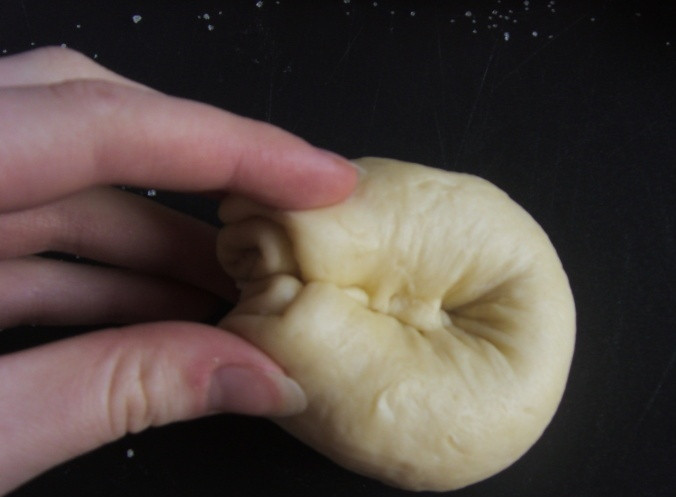 1. Этап. Булочки-сердечки с сахаром: Складываем рулетик пополам и соединяем края.