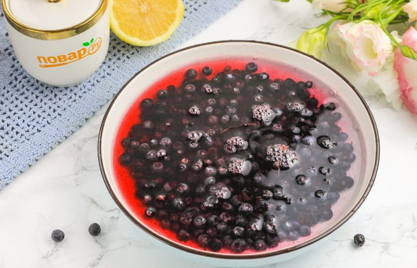 1. Этап. Компот из черники: Высыпьте ягоды в глубокую емкость и промойте в воде несколько раз, удаляя лишний мусор: веточки, листочки. Затем воду слейте. Замороженную чернику допустимо не промывать.