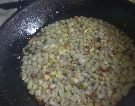 1. Этап. Сибирский рыбный пирог: 3. Лук нужно обжарить на растительном масле. Иногда я добавляю немного сала, но сразу вытапливаю его.