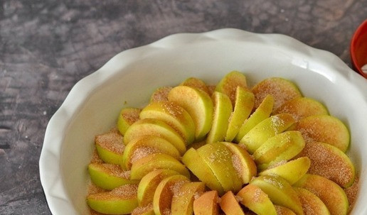 1. Этап. Яблоки, печёные дольками: В форму для запекания выложите дольки яблок и посыпьте сахаром с корицей. Поставьте в разогретую духовку и запекайте 15-20 минут при температуре 200°С. Яблоки должны стать чуть румяными, закарамелизоваться, но при этом остаться целыми дольками.