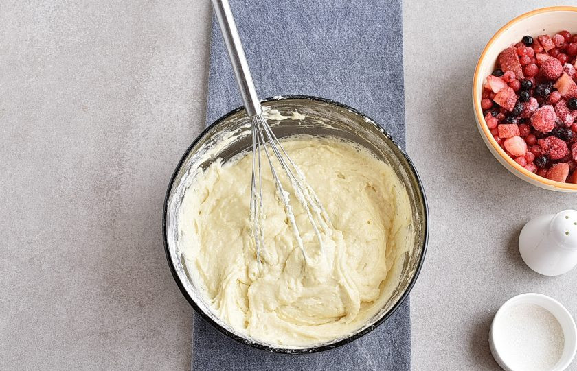 1. Этап. Быстрый пирог с ягодами: Всыпьте муку, добавьте разрыхлитель и соль. Легкими движениями перемешайте тесто. Не усердствуйте чрезмерно, достаточно просто перемешать. Тесто должно быть легким.