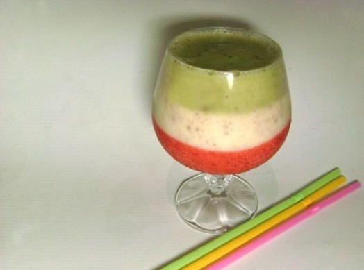 1. Этап. Смузи с йогуртом: Аккуратно выкладываем слой из киви. Подаем с широкими трубочками, ведь смузи - это густой напиток.