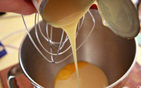 1. Этап. Клубничные пирожные: 4. Сделать начинку. В большой миске взбить яичные желтки и сгущенное молоко. Добавить сок лайма, взбить до однородной массы.