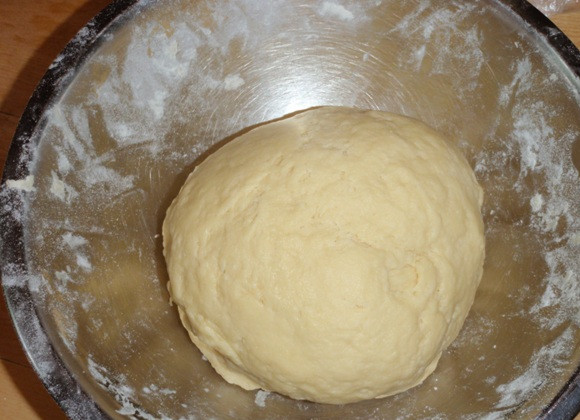 1. Этап. Вкусный пирог с мясом: Добавляем муку, замешиваем тесто. Ставим тесто в холодильник.