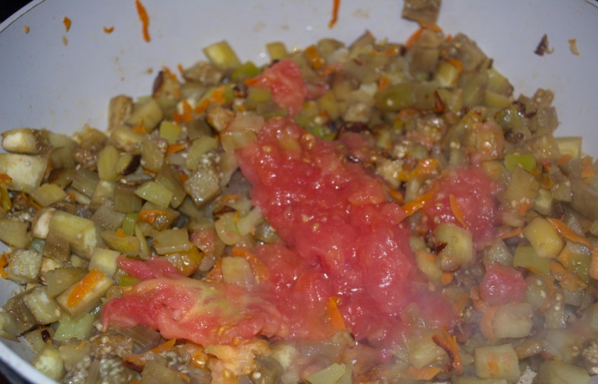 1. Этап. Рагу из баклажанов и помидоров: Добавьте баклажаны и тушите до мягкости. Теперь добавьте натертые на терку помидоры. Так мы добавим их в рагу без шкурки.