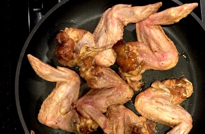 1. Этап. Куриные крылышки с Coca-Cola: 7. Верните сковороду на огонь, выложите маринованные крылья.