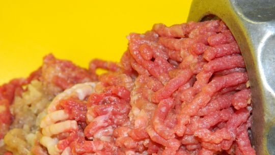 1. Этап. Сочные котлеты из говядины: Теперь пропускаем говядину, картофель, лук, чеснок и размоченный хлеб через мясорубку.