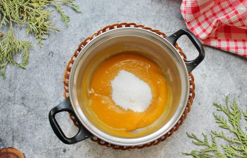 1. Этап. Муссовый торт с манго: Оставшееся пюре манго нагрейте на медленном огне до первых пузырей, следя, чтобы не пригорело. Соедините сахар и крахмал, всыпьте в манго, перемешайте до однородности и, мешая, варите еще 1-2 минуты до загущения.